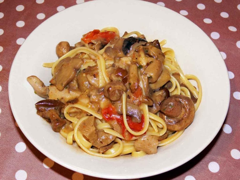 Fettuccine ai funghi porcini con pomodorini ricetta veloce