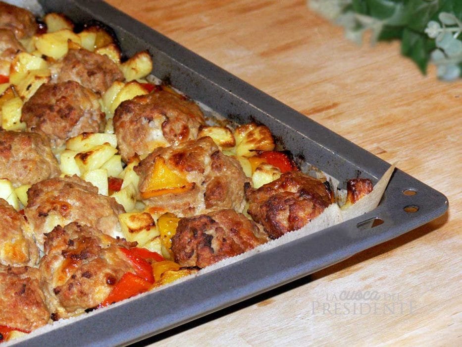 Polpette al forno con patate e peperoni